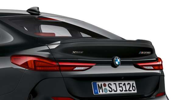 M galinis aptakas BMW M235i xDrive Gran kupė M galinis aptakas BMW M235i xDrive Gran kupė Black Sapphire juodo metaliko spalvos F44 vaizdas iš galo