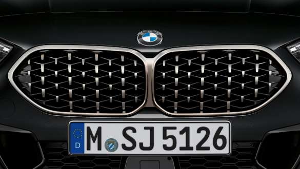 BMW grotelės su tinkleliu BMW M235i xDrive Gran kupė BMW grotelės su tinkleliu BMW M235i xDrive Gran kupė Black Sapphire juodo metaliko spalvos F44 vaizdas iš arti