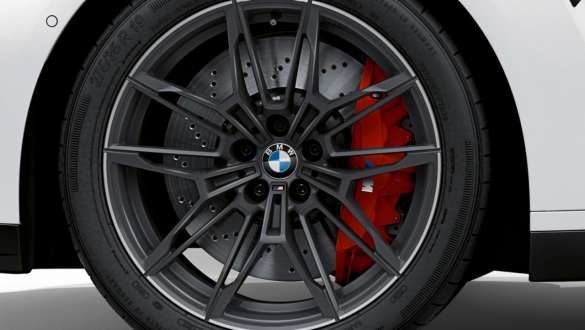 M kombinuoti stabdžiai, blizgios raudonos spalvos, BMW M3 Competition sedanas G80 2020 BMW M3 Competition sedanas G80 2020 M kombinuoti stabdžiai, blizgios raudonos spalvos, ratlankio vaizdas iš arti