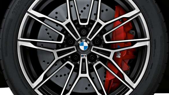M kombinuoti stabdžiai, blizgios raudonos spalvos, BMW M3 sedanas G80 2020 BMW M3 sedanas G80 2020 M kombinuoti stabdžiai, blizgios raudonos spalvos, ratlankio vaizdas iš arti