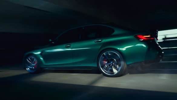 M būdinga pakaba, BMW M3 sedanas G80 2020 BMW M3 sedanas G80 2020 žalio „Isle of Man Green“ metaliko spalvos, M būdinga pakaba, vaizdas iš šono