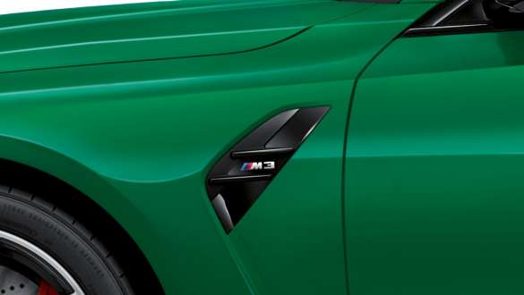 M šoninės žiaunos BMW M3 sedanas G80 2020 BMW M3 sedanas G80 2020 žalio „Isle of Man Green“ metaliko spalvos, M šoninių žiaunų vaizdas iš arti