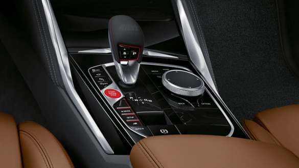 8 greičių M Steptronic Sport transmisija BMW M3 Competition sedanas G80 2020 BMW M3 Competition sedanas G80 2020 8 greičių M Steptronic Sport transmisija pavarų svirties vaizdas iš arti