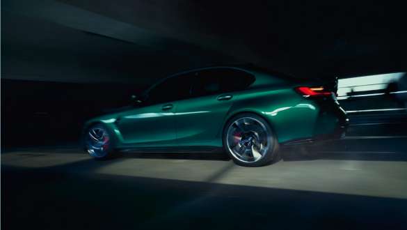 M būdinga pakaba, BMW M3 sedanas G80 2020 BMW M3 sedanas G80 2020 žalios Isle of Man Green metalizuotos spalvos, M būdinga pakaba, vaizdas iš šono