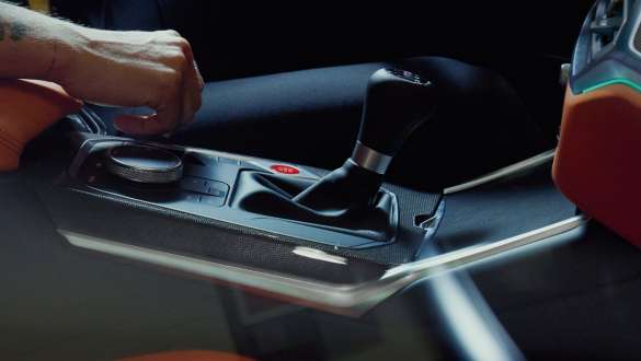 Mechaninė M transmisija ir galinių varomų ratų pavara BMW M3 sedanas G80 2020 BMW M3 sedanas G80 2020 mechaninė 6 greičių M transmisija ir galinių varomų ratų pavara, pavarų svirties vaizdas iš arti