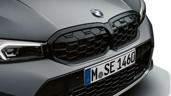 BMW priekinės grotelės su tinklelio dizainu M340i xDrive sedanas G20 BMW M340i xDrive sedano G20 BMW Individual pilkos Frozen Pure Grey spalvos BMW priekinės grotelės su tinklelio dizainu