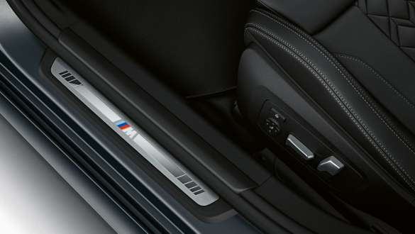 Išskirtinė durų slenksčių apdaila BMW M340i xDrive sedanas G20 BMW M340i xDrive sedano G20 BMW Individual pilkos Frozen Pure Grey spalvos išskirtinė durų slenksčių apdaila