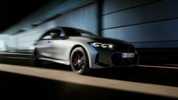 M technologijų paketas M340i xDrive sedanas G20 Važiuojančio BMW M340i xDrive sedano G20 BMW Individual pilkos Frozen Pure Grey spalvos trijų ketvirčių vaizdas iš priekio