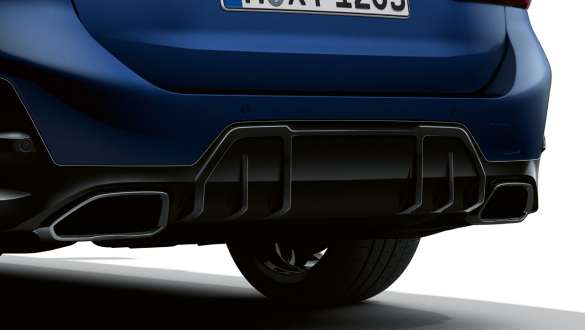 <i>M Shadow Line</i> itin blizgi eksterjero apdaila su papildomais elementais BMW M340i xDrive ir M340d xDrive Touring G21 <i>M Shadowline</i> itin blizgi eksterjero apdaila su papildomais elementais