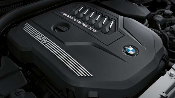 BMW M TwinPower Turbo benzininis variklis BMW M440i xDrive kabrioletas (G23) 2020 BMW M TwinPower Turbo vienaeilis 6 cilindrų benzininis variklis BMW M440i xDrive kabrioleto (G23) 2020, variklio dangčio vaizdas iš arti