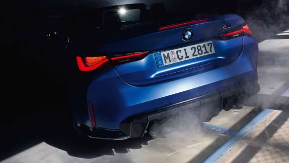 BMW M4 Competition kabrioletas su M xDrive (G83) 2021, priartintas vaizdas iš galo BMW M4 Competition kabrioletas su M xDrive (G83) 2021 mėlynos metalizuotos BMW Individual Frozen Portimao Blue kėbulo spalvos, priartintas vaizdas iš galo