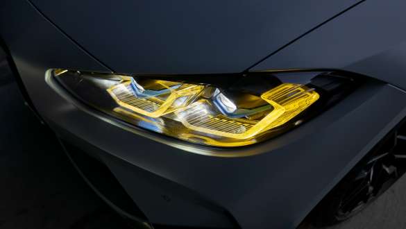 <i>M Laserligh</i>t žibintai BMW M4 CSL G82 BMW M4 CSL G82 BMW Individual pilkos<i> Frozen Brooklyn Grey</i> metalizuotos spalvos vaizdas iš arti, <i>M Laserlight</i> žibintai