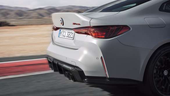 Bagažinės durelės su integruotu galiniu aptaku, BMW M4 CSL G82 BMW M4 CSL G82 BMW Individual pilkos <i>Frozen Brooklyn Grey</i> metalizuotos spalvos vaizdas iš šono bagažinės durelės su integruotu galiniu aptaku