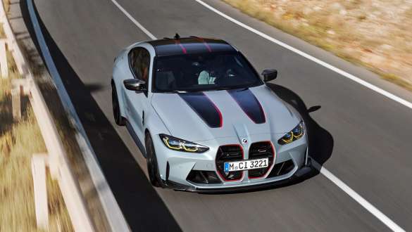 Gale sėdinčių keleivių erdvė BMW M4 CSL G82 BMW M4 CSL G82 BMW Individual pilkos <i>Frozen Brooklyn Grey</i> metalizuotos spalvos trijų ketvirčių vaizdas iš priekio gatvėje