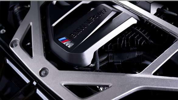 <i>M TwinPower Turbo</i> vienaeilis 6 cilindrų benzininis variklis BMW M4 CSL G82 BMW M4 CSL G82 BMW Individual pilkos <i>Frozen Brooklyn Grey</i> metalizuotos spalvos trijų ketvirčių vaizdas iš arti variklis