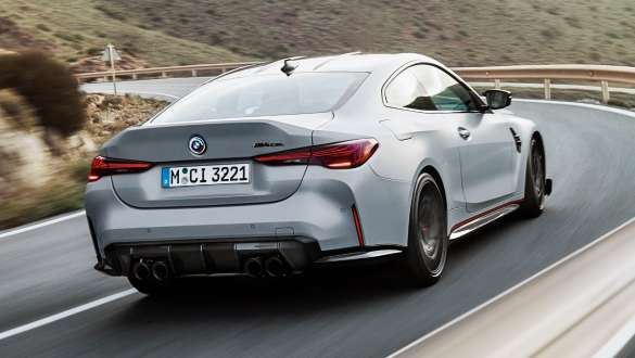 CSL būdinga vairavimo dinamika BMW M4 CSL G82 BMW M4 CSL G82 BMW Individual pilkos <i>Frozen Brooklyn Grey</i> metalizuotos spalvos gatve važiuojančio automobilio trijų ketvirčių vaizdas iš galo