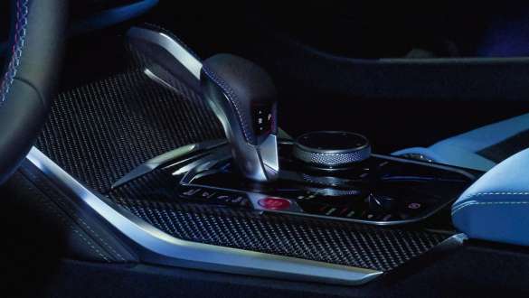 8 greičių <i>M Steptronic</i> transmisija BMW M4 Competition kupė G82 2020 BMfW M4 Competition kupė G82 2020 8 greičių <i>M Steptronic</i> transmisija interjeras centrinės konsolės vaizdas iš arti