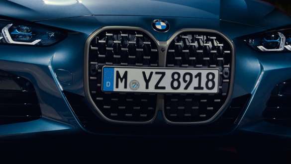 Pilkos <i>Cerium Grey</i> spalvos M grotelių rėmas BMW M440i xDrive kupė G22 2020 BMW M440i xDrive kupė G22 2020 pilkos<i> Cerium Grey</i> spalvos M grotelių rėmas vaizdas iš priekio