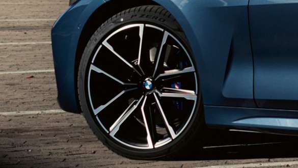 18 colių M lengvojo lydinio ratlankiai 848 M BMW M440i xDrive kupė G22 2020 BMW M440i xDrive kupė G22 2020 18 colių lengvojo lydinio dvispalviai ratlankiai 848 vaizdas iš arti