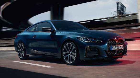 M sportinis diferencialas BMW M440i xDrive kupė G22 2020 BMW M440i xDrive kupė G22 2020 su M sportiniu diferencialu mėlynos <i>Arctic Race Blue</i> metalizuotos kėbulo spalvos trijų ketvirčių vaizdas iš šono