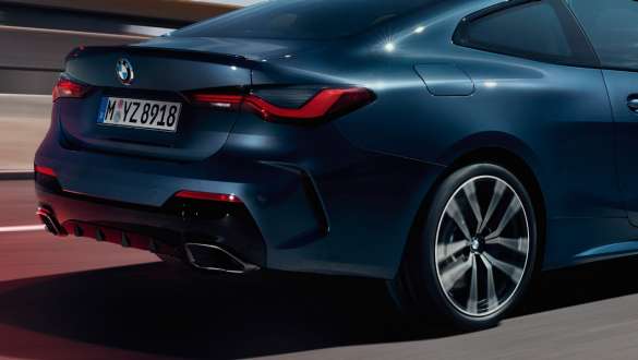 Adaptyvioji M pakaba BMW M440i xDrive kupė G22 2020 BMW M440i xDrive kupė G22 2020 adaptyvioji M pakaba galinio bamperio apdailos vaizdas iš arti