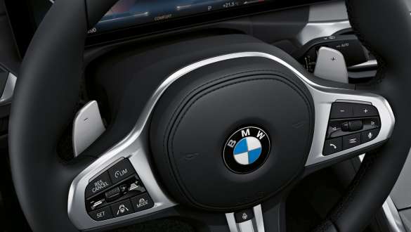 Sportinis kintamo perdavimo vairo mechanizmas BMW M440i xDrive kupė G22 2020 BMW M440i xDrive kupė G22 2020 Sportinis kintamo perdavimo vairo mechanizmas interjero vaizdas iš arti