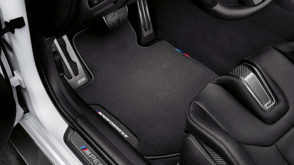 <i>M Performance</i> kilimėliai BMW M4 kupė G82 2020 BMW M4 kupė G82 2020, <i>M Performance</i> kilimėliai interjero vaizdas iš arti