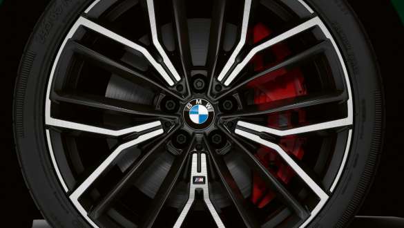 BMW M550i xDrive su M sportiniais stabdžiais G30 2020 BMW M550i xDrive sedanas su M sportiniais stabdžiais G30 LCI Facelift 2020“ priartintas ratlankio vaizdas