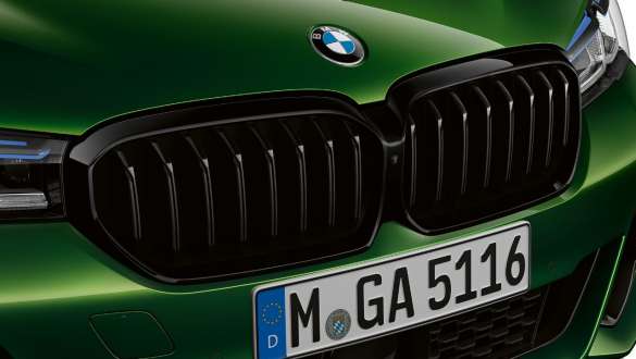 BMW M550i xDrive su blizgia BMW Individual Shadow Line linija, G30 2020 BMW M550i xDrive sedanas su blizgia BMW Individual Shadow Line linija, G30 LCI Facelift 2020 BMW Individual „Verde Ermes“ metaliko spalvos, priartintas M priekinių grotelių vaizdas