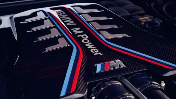 BMW M TwinPower Turbo 8 cilindrų benzininis variklis, BMW M5 F90 2020 BMW M TwinPower Turbo 8 cilindrų benzininis variklis, BMW M5 F90 LCI Facelift 2020 variklio gaubto vaizdas iš arti