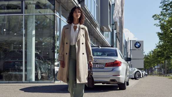 Moteris stovi prie BMW atstovybės BMW servisas įskaičiuotas, moteris stovi prie BMW atstovybės