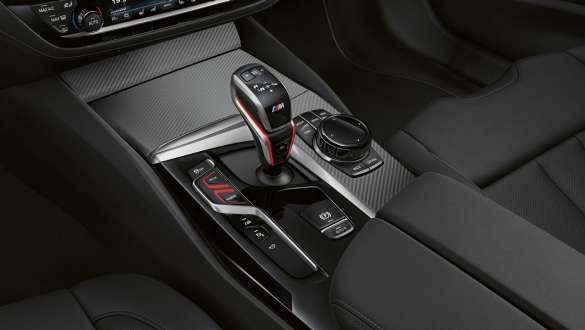 BMW M5 Competition su 8 pavarų M Steptronic transmisija su Drivelogic, F90 2020 BMW M5 Competition su 8 pavarų M Steptronic transmisija su Drivelogic, F90 LCI Facelift 2020, interjeras, pavarų perjungimo svirtis