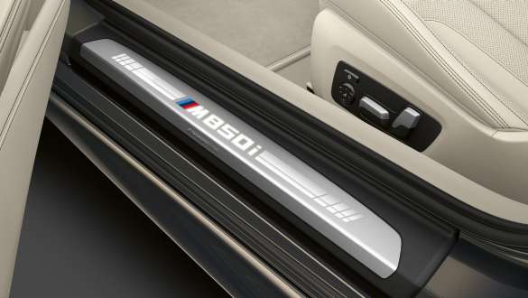 Durelių slenkstis su M850i ženkleliu. BMW M8 M850i xDrive kabrioleto durelių slenkstis su M850i ženkleliu.