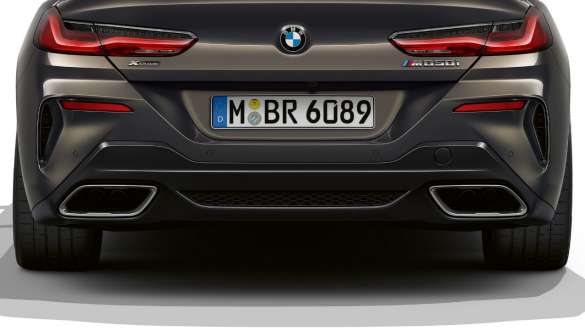 Išmetimo vamzdžiai kairėje ir dešinėje. BMW M850i xDrive kabrioletas su išmetimo vamzdžiais kairėje ir dešinėje.