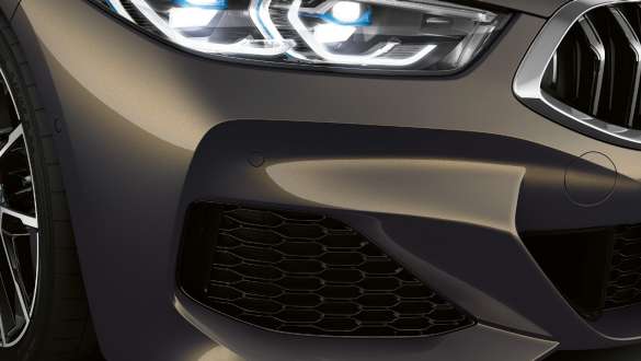 Oro įleidimo angos ir M aerodinaminis paketas. BMW M850i xDrive kabrioletas Dravit Grey pilko metaliko spalvos su M aerodinaminiu paketu ir oro angomis.
