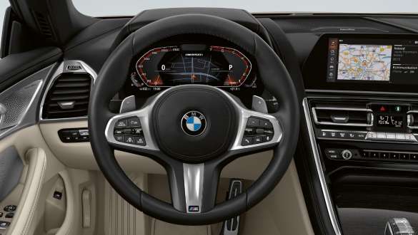M odinis vairas. BMW M850i xDrive kabrioleto vairuotojo erdvė su M odiniu vairu.