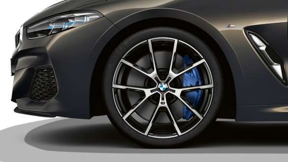 M sportiniai stabdžiai. BMW M850i xDrive kabrioletas su M sportiniais stabdžiais.