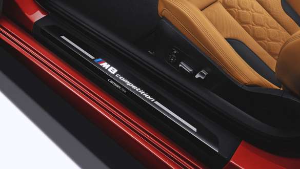 Durelių slenkstis su M8 Competition ženkleliu. BMW M8 Competition kabrioleto durelių slenkstis su M8 Competition ženkleliu.