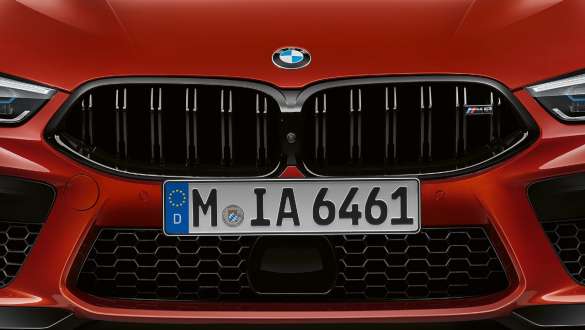 M dizaino priekinės grotelės. BMW M8 Competition kabrioletas su M dizaino priekinėmis grotelėmis.
