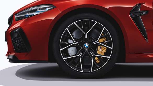 20 colių M lengvojo lydinio dvispalviai ratlankiai 811 M. BMW M8 Competition kabrioletas su 20 colių M lengvojo lydinio dvispalviais ratlankiais 811 M.