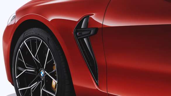 M dizaino juoda šoninė žiauna. BMW M8 Competition kabrioletas su M dizaino juoda šonine žiauna.