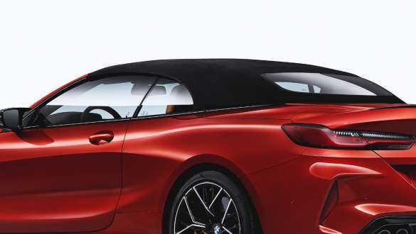 Juodas minkštas stogas. BMW M8 Competition kabrioletas su minkštu juodu minkštu stogu.