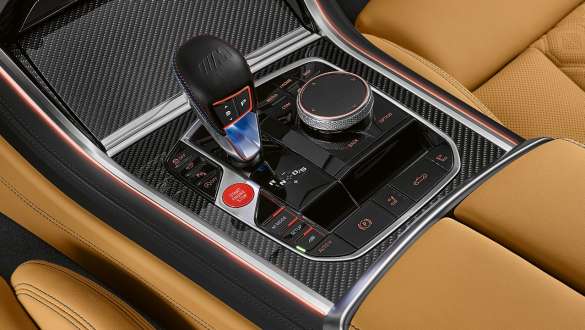 8 pavarų M Steptronic transmisija. BMW M8 Competition kabrioletas su 8 pavarų M Steptronic transmisija.