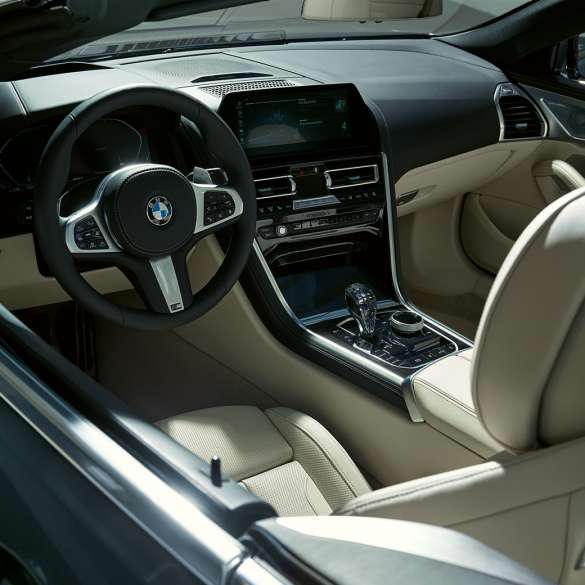 BMW M850i xDrive kabrioletas, vairuotojo erdvė. BMW M850i xDrive kabrioletas Dravit Grey pilko metaliko spalvos su atviru minkštu stogu, vairuotojo erdvė su M odiniu vairu.