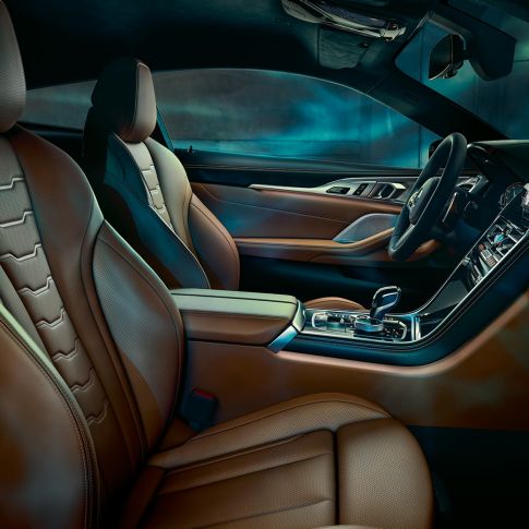 BMW M850i xDrive kupė, interjeras BMW M850i xDrive kupė, interjeras su daugiafunkcėmis sėdynėmis ir BMW Individual Merino oda Tartufo/juodos spalvos.