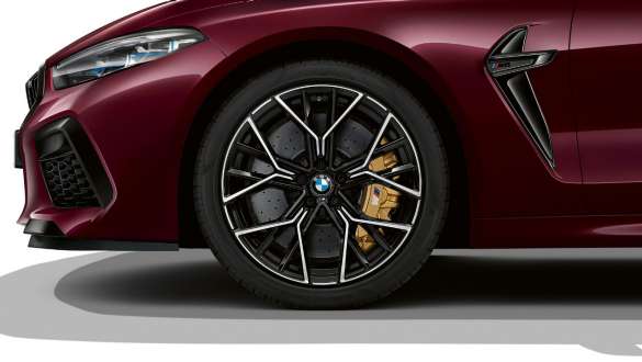 Konfigūruojami M stabdžiai BMW M8 Competition Gran kupė BMW M8 Competition Gran kupė F93 2020 BMW Individual Ametrine metaliko spalvos trijų ketvirčių vaizdas iš šono