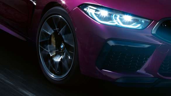 BMW M8 Competition Gran kupė su adaptyviąja M pakaba BMW M8 Competition Gran kupė F93 2020 su adaptyviąja M pakaba BMW Individual Ametrine metaliko spalvos priartintas vaizdas iš arti