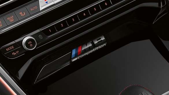 Competition emblema BMW M8 Competition Gran kupė Centrinis valdymo pultas su Competition emblema BMW M8 Competition Gran kupė F93 2020 interjeras