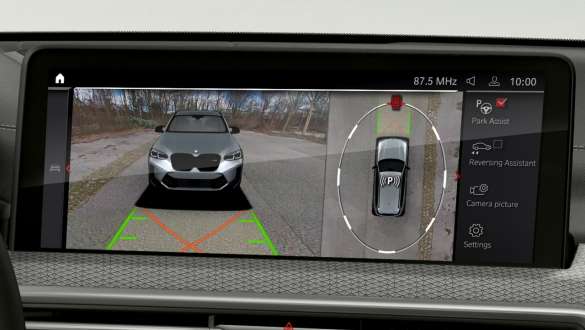 Parking Assistant Plus funkcija BMW X4 M automobiliai F98 , G02 CI Facelift 2021 BMW X4 M automobiliai F98, G02 CI Facelift 2021 Parking Assistant Plus funkcija valdymo ekranas