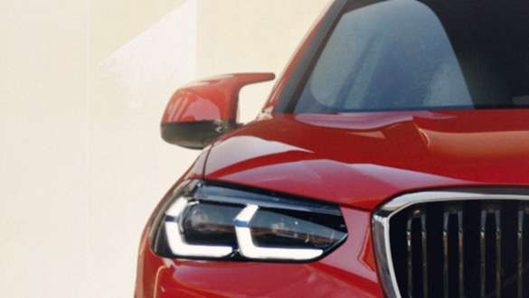 M šoninis veidrodėlis BMW X4 M F98 LCI Facelift 2021 BMW X4 M F98 LCI Facelift 2021 raudonos Toronto Red metalizuotos kėbulo spalvos, M šoninis veidrodėlis